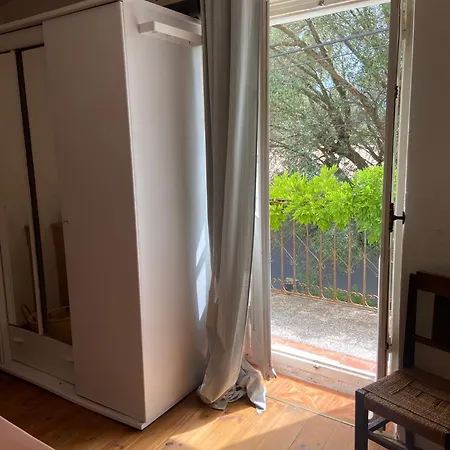 Les Rosiers - Hellebore Bed & Breakfast *