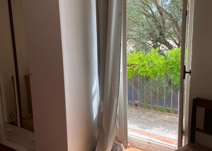 Les Rosiers - Hellebore Bed & Breakfast *